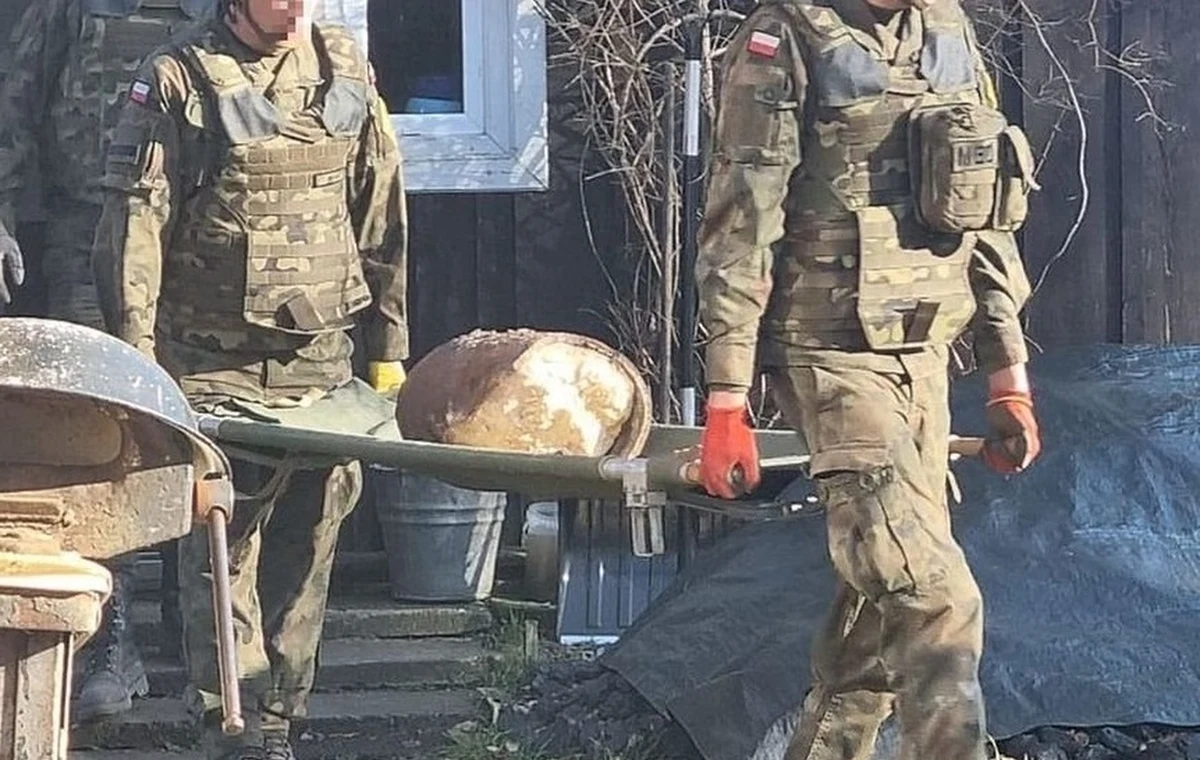 Radziecką bombę lotniczą sprzed prawie 80 lat znaleziono podczas remontu domu w świętokrzyskim Suchedniowie. Z rozmów z mieszkańcami wynika, że byli nieświadomi zagrożenia, mimo że rodzinna legenda mówiła o bombie, która spadła podczas wojny na dom. Po tym zdarzeniu gospodarze naprawili podłogę, żyli dalej i zapomnieli o tym zdarzeniu.