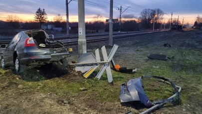 87-latek nie zatrzymał się przed torami. Miał wielkie szczęście  