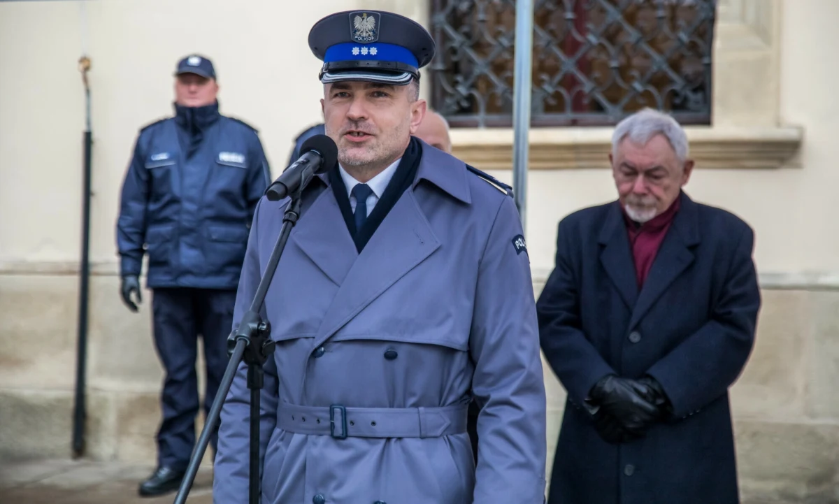 ​Groźby odwołania ze stanowiska i obcięcie premii - takie były konsekwencje nierealizowania politycznych poleceń wydawanych oficerom policji w Krakowie w 2022 roku, kiedy władzę sprawowało Prawo i Sprawiedliwość. Chodziło m.in. o sposób zabezpieczania obchodów miesięcznic pogrzebu Marii i Lecha Kaczyńskich. Z tego powodu - jak ustalił reporter RMF FM - na cenzurowanym był krakowski komendant miejski Zbigniew Nowak.