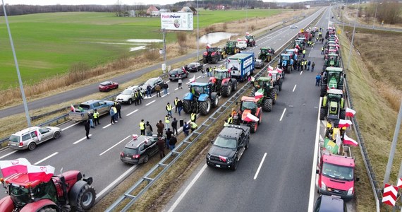 Ponad sto blokad ma pojawić się we wtorek na drogach w całej Polsce. Będzie to kolejna odsłona strajku generalnego rolników. Wśród ich postulatów jest wstrzymanie importu towarów rolnych z Ukrainy. Zobaczcie, gdzie we wtorek napotkacie na utrudnienia. 