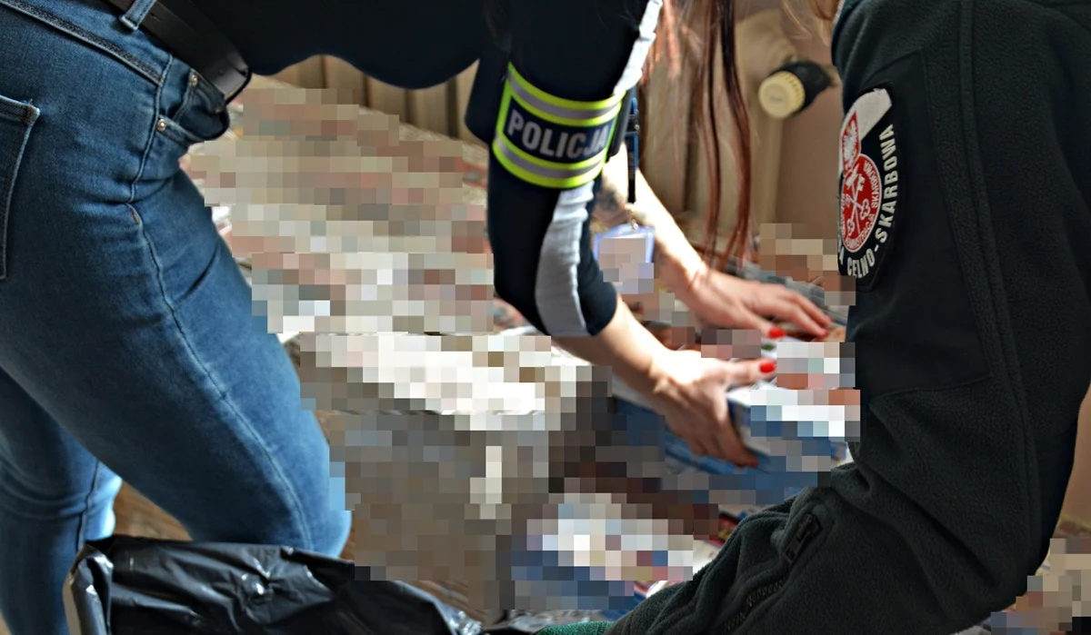 Prawie 260 tys. sztuk papierosów bez polskich znaków akcyzy przejęli policjanci i celnicy z Suwałk. Przewożący kontrabandę kierowca wpadł na drodze wojewódzkiej 662.

