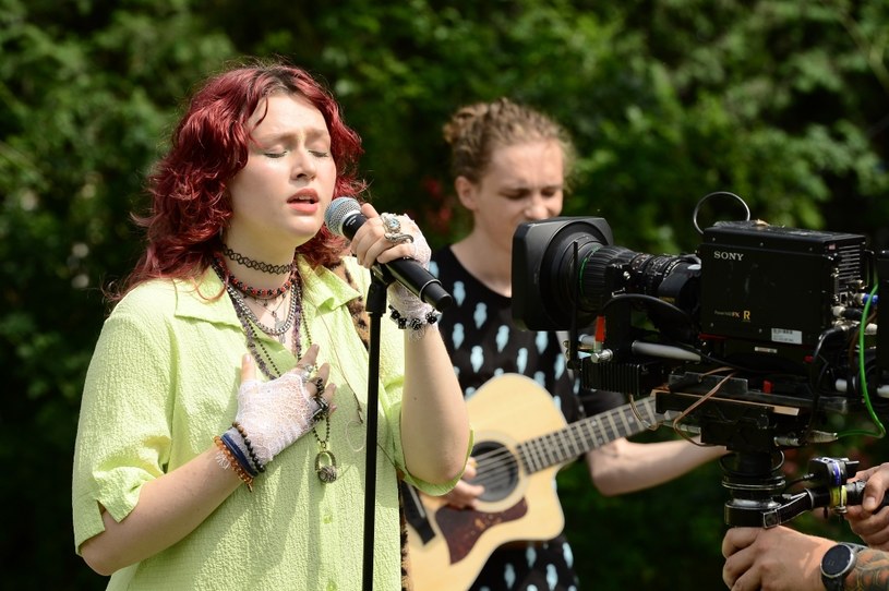 Utwór "She" zapowiada nowy album pochodzącej ze Słowacji wokalistki Karin Ann, która cieszy się też sporą popularnością w Polsce (m.in. trasa u boku sanah). W 2021 r. zrobiło się o niej głośno, gdy w programie "Pytanie na śniadanie" w TVP pokazała się z tęczową flagą.