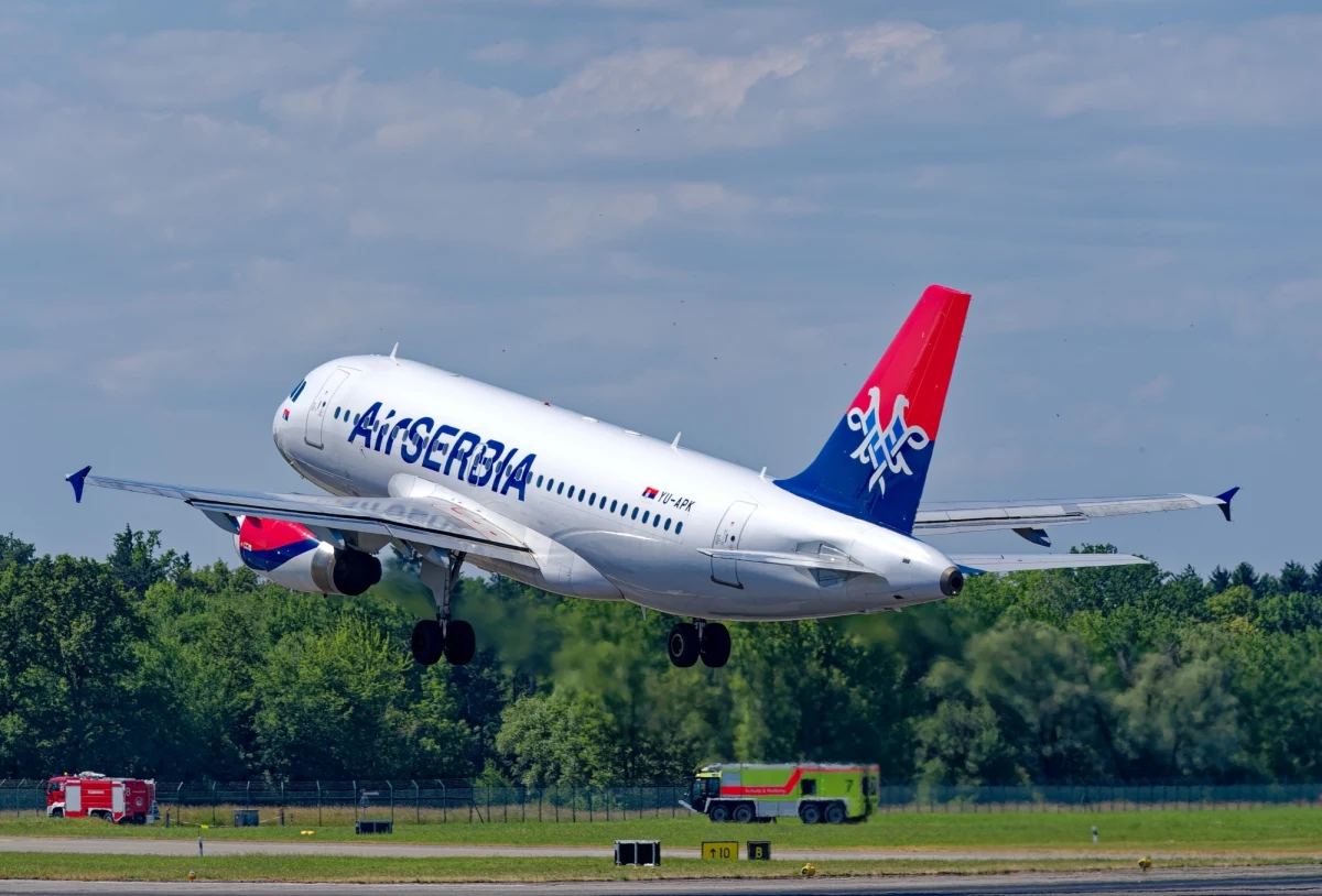Samolot państwowych linii lotniczych Air Serbia przez prawie godzinę latał, mając dziurę w kadłubie, zanim wrócił na lotnisko w Belgradzie - poinformowała telewizja Nova. Na pokładzie było ponad 100 pasażerów.