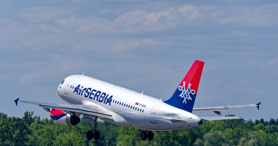 Samolot państwowych linii lotniczych Air Serbia przez prawie godzinę latał, mając dziurę w kadłubie, zanim wrócił na lotnisko w Belgradzie - poinformowała telewizja Nova. Na pokładzie było ponad 100 pasażerów.