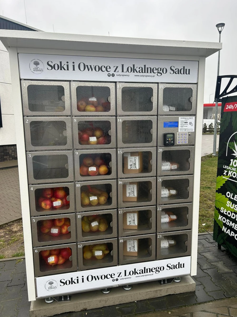 Były już mlekomaty, jajomaty, kwiatomaty, a teraz pojawił się też jabłkomat. Podszczecińscy sadownicy właśnie w ten sposób zaczęli sprzedawać wyhodowane przez siebie owoce, ale też tłoczone z nich soki.