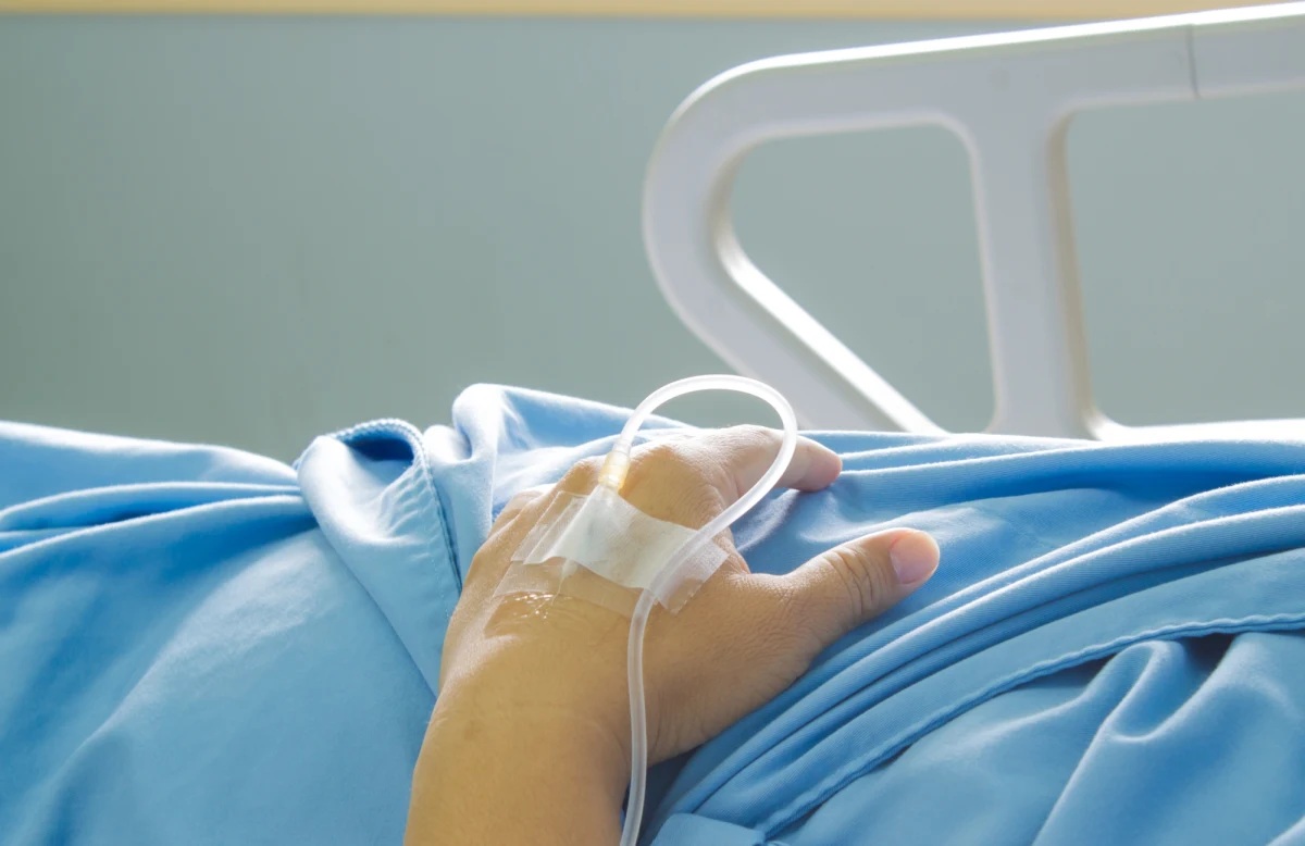 ​37-letni mężczyzna został trzykrotnie ugodzony nożem, ponieważ stanął w sklepie spożywczym w obronie sprzedawczyni - przekazał rzecznik prasowy Prokuratury Okręgowej w Ostrowie Wlkp. Maciej Meler.