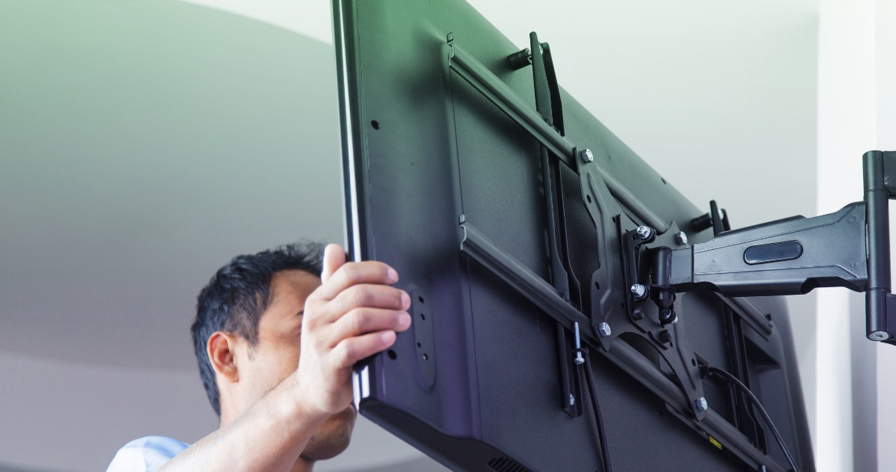 Na jakiej wysokości powiesić telewizor? Złota zasada instalatorów