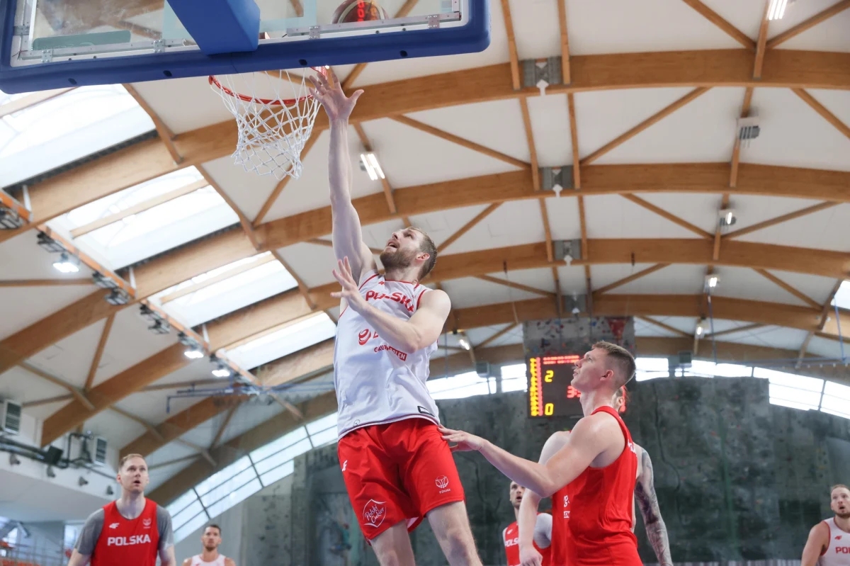 Polscy koszykarze są już w Sosnowcu, gdzie przez kilka najbliższych dni będą przygotowywać się do dwóch meczów eliminacji mistrzostw Europy. Reprezentacja prowadzona przez Igora Milicića 22 lutego zagra w Wilnie z Litwą, a cztery dni później zmierzy się w Sosnowcu z Macedonią Północą. "W obu meczach trzeba zagrać na maksa, ale wiemy, że Litwa jest wyjątkowo groźnym zespołem" - przyznaje Andrzej Pluta, który w Sosnowcu pojawił się już wcześniej. Wszystko z powodu turnieju finałowego Pucharu Polski. 