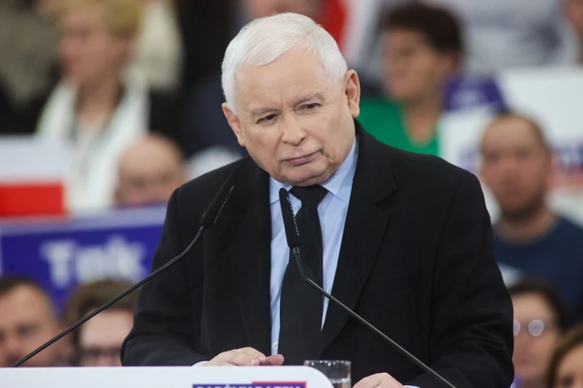 Komisja śledcza ds. Pegasusa powołała pierwszych świadków. Wśród osób, które będą zeznawać, znaleźli się między innymi Jarosław Kaczyński, Maciej Wąsik, Mariusz Kamiński, Zbigniew Ziobro i Beata Szydło. Wcześniej powołano też stałych doradców komisji. Pierwsze posiedzenie komisji rozpoczęło się w poniedziałek o godz.12:00.