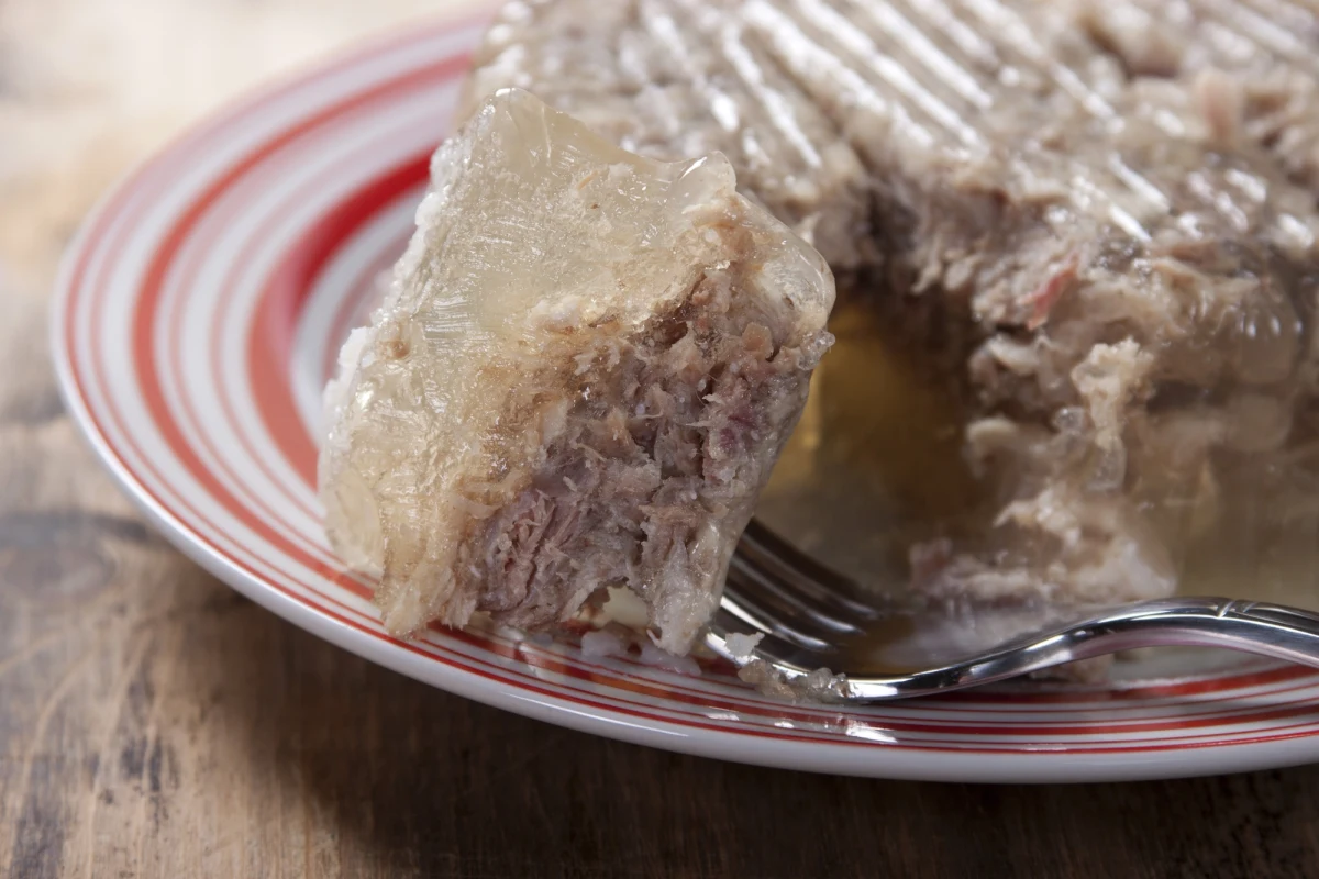 ​Zarzut narażenia na bezpośrednie niebezpieczeństwo utraty życia lub ciężkiego uszczerbku na zdrowiu usłyszało w poniedziałek po południu małżeństwo spod Mielca, które produkowało domowe wyroby mięsne i sprzedawało na targowisku. Po zjedzeniu galarety jedna osoba zmarła, a dwie trafiły do szpitala.