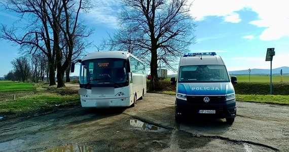 ​Policjanci z Nysy zatrzymali 60-latka, który kierował autobusem mając w organizmie blisko 2,5 promila alkoholu. W pojeździe było siedmioro pasażerów. Mężczyźnie grozi do 3 lat więzienia.