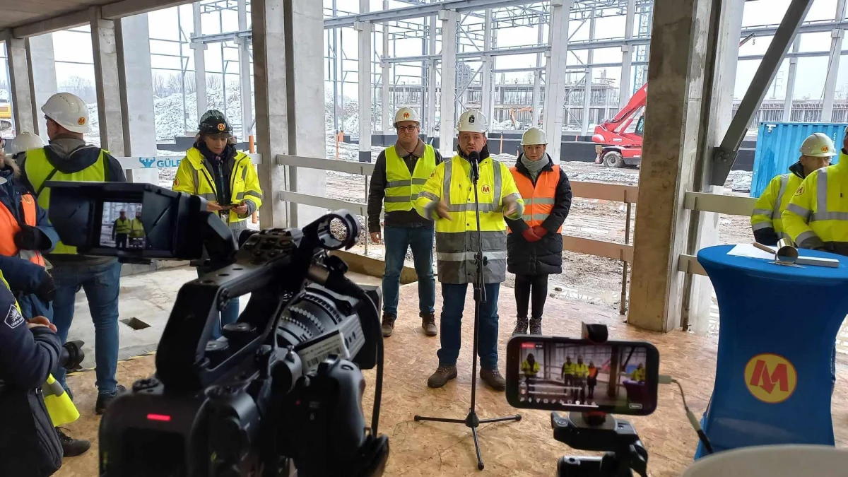 Budowa drugiej linii warszawskiego metra znowu opóźniona. Jak dowiedział się reporter RMF MAXX Przemek Mzyk, termin zakończenia prac będzie przesunięty ze względu na zbyt późne przejęcie gruntów przez wykonawcę inwestycji. Chodzi o tereny, na których powstaje ostatni odcinek podziemnej kolejki wraz ze stacją techniczną na Karolinie.