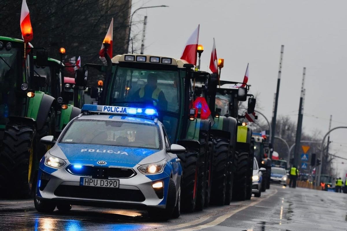 W związku z wtorkowym protestem rolników, poznańscy policjanci ostrzegają przed utrudnieniami w ruchu. Mieszkańcy miasta i powiatu powinni być przygotowani na korki, spowodowane przejazdami ciągników. Rolnicy mają zablokować 5 węzłów komunikacyjnych wokół Poznania. Służby zachęcają do szukania alternatywnych tras. Służby będą na bieżąco kierować ruchem oraz wskazywać możliwe objazdy. Utrudnienia potrwają od wczesnych godzin porannych do późnego popołudnia.