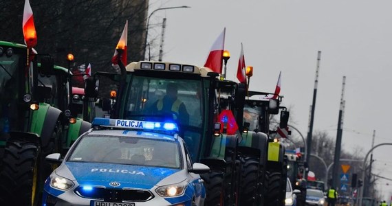 W związku z wtorkowym protestem rolników, poznańscy policjanci ostrzegają przed utrudnieniami w ruchu. Mieszkańcy miasta i powiatu powinni być przygotowani na korki, spowodowane przejazdami ciągników. Rolnicy mają zablokować 5 węzłów komunikacyjnych wokół Poznania. Służby zachęcają do szukania alternatywnych tras. Służby będą na bieżąco kierować ruchem oraz wskazywać możliwe objazdy. Utrudnienia potrwają od wczesnych godzin porannych do późnego popołudnia.
