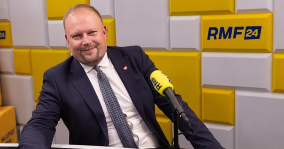 "W 2022 roku to z ust Jarosława Kaczyńskiego po raz pierwszy padło potwierdzenie: tak, polski rząd, rząd PiS-u posiada cyberbroń" - mówi w Popołudniowej rozmowie w RMF FM poseł Koalicji Obywatelskiej Witold Zembaczyński, członek sejmowej komisji śledczej ds. Pegasusa. Gość Popołudniowej rozmowy w RMF FM podkreśla, że "zakup Pegasusa został przeprowadzony w sposób nieakceptowalny, niezgodny z prawem". Dodaje, że skandalem jest także "sposób używania Pegasusa, niedostosowanie przepisów prawnych, lista osób inwigilowanych oraz kwestia wyprowadzenia danych na zewnątrz".