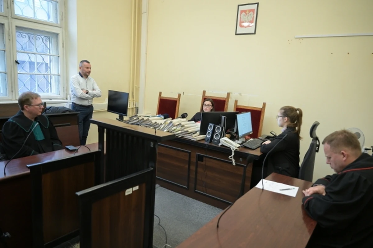 Dwa lata więzienia w zawieszeniu na cztery - taki wyrok usłyszał Krzysztof Pusza, były wicewojewoda woj. pomorskiego i jednocześnie były prezes spółki Port Service. Sąd Rejonowy Gdańsk-Południe wydał wyrok w sprawie składowania pozostałości niebezpiecznych odpadów na terenie dawnej żwirowni w Ełganowie. Wyrok nie jest jednak prawomocny.