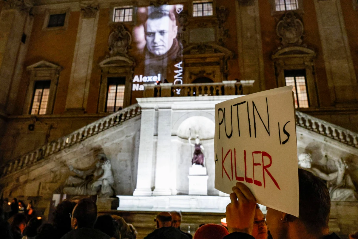 Wiec z pochodniami i świecami ku czci zmarłego w kolonii karnej lidera antykremlowskiej opozycji Aleksieja Nawalnego odbył się w poniedziałek wieczorem w Rzymie na Kapitolu. Obecni byli mieszkańcy miasta oraz przedstawiciele wszystkich głównych ugrupowań politycznych koalicji i opozycji oraz central związkowych.