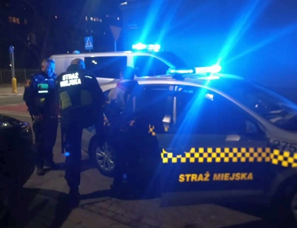 ​Strażnicy miejscy z Pragi-Południe w Warszawie ujęli 16-latka, który biegał po Grochowie z nożem kuchennym i straszył przechodniów. Niebezpieczny nastolatek został przekazany policji.