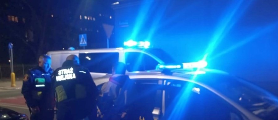 ​Strażnicy miejscy z Pragi-Południe w Warszawie ujęli 16-latka, który biegał po Grochowie z nożem kuchennym i straszył przechodniów. Niebezpieczny nastolatek został przekazany policji.