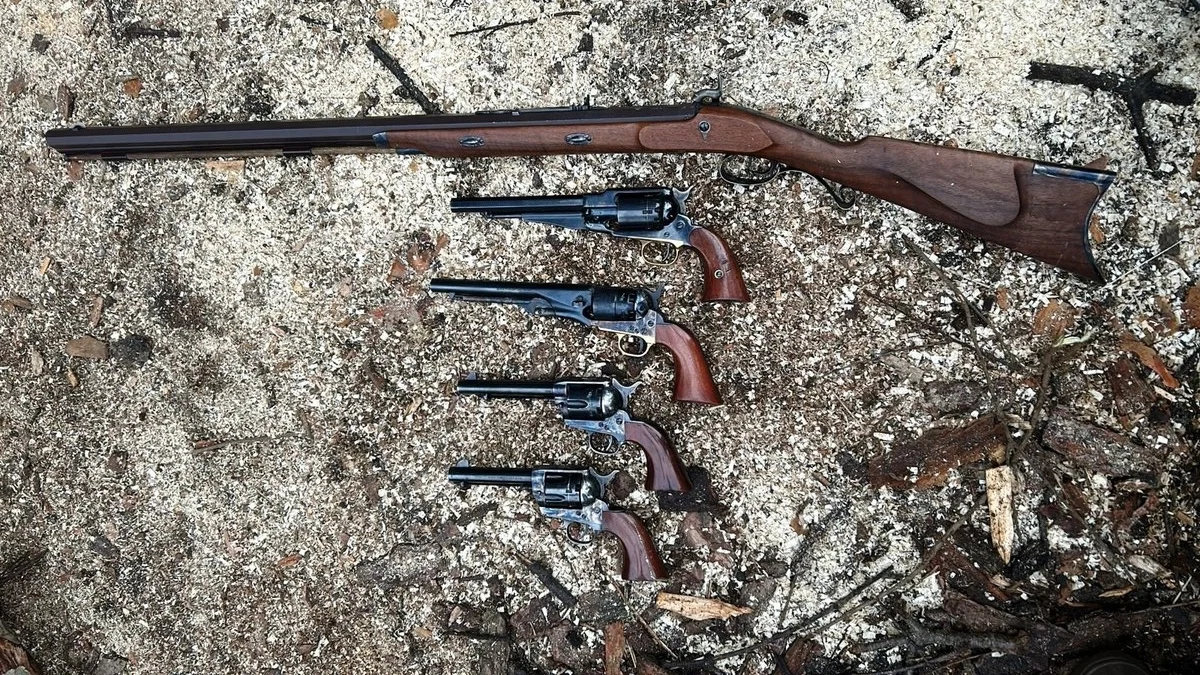 53-latka podejrzanego o postrzelenie w Lesie Bródnowskim młodego mężczyzny zatrzymali policjanci z Targówka i Pragi Północ. Sprawcy grozi nawet 20 lat więzienia.