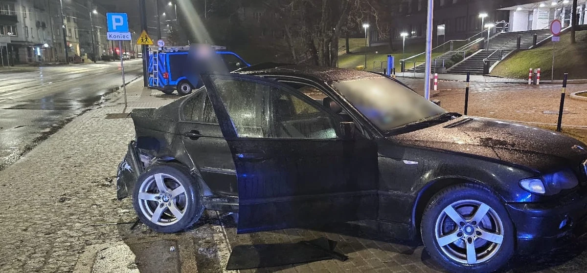 Tragiczny wypadek na ulicy Kościuszki w Olsztynie. Około drugiej w nocy rozpędzone bmw uderzyło tam w latarnię. Do szpitala przewieziono dwóch mężczyzn w wieku 33 i 47 lat. Niestety, młodszy z nich zmarł.