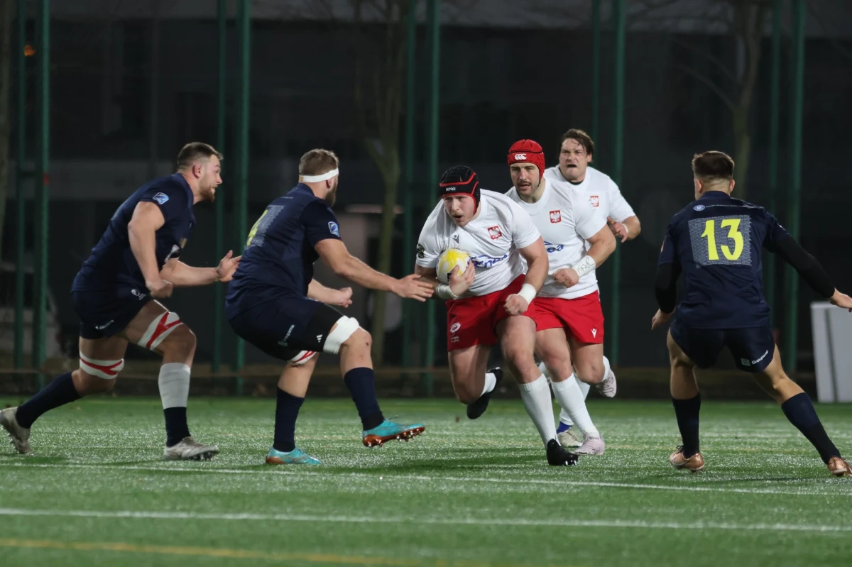 W polskiej reprezentacji rugbistów występuje spora grupa zawodników urodzonych poza naszym krajem. To potomkowie osób, które z różnych przyczyn i w różnym czasie musiały wyjechać, uciekać albo zostały wywiezione z Polski. Nie wszyscy zawodnicy znają dokładne koleje swoich przodów. Niektórzy dzielą się jednak niezwykłymi historiami. Reprezentacja Polski połączyła ludzi z różnych stron świata.