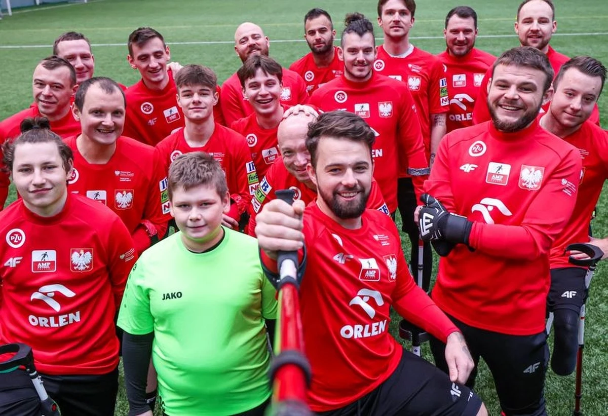 Kadra reprezentacji Polski w ampfutbolu na czele z Marcinem Oleksym – twórcą najpiękniejszego gola świata, za który zdobył nagrodę FIFA Puskás Award w 2023 roku – spotkali się z Damianem, podopiecznym Akademii Przyszłości. Wymarzona supermoc chłopca to strzelanie goli. Akademia Przyszłości, która pomaga dzieciom uwierzyć w siebie, dzięki cotygodniowym spotkaniom z indywidualnym wolontariuszem zorganizowała także spotkanie 11-latka z reprezentacją Polski i autorem najpiękniejszego gola na świecie. Każdy z nas może kibicować podopiecznym programu takim jak Damian, fundując Indeks Sukcesów na www.akademiaprzyszlosci.org.pl 