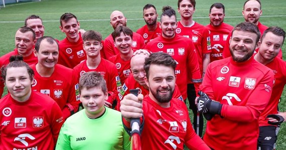 Kadra reprezentacji Polski w ampfutbolu na czele z Marcinem Oleksym – twórcą najpiękniejszego gola świata, za który zdobył nagrodę FIFA Puskás Award w 2023 roku – spotkali się z Damianem, podopiecznym Akademii Przyszłości. Wymarzona supermoc chłopca to strzelanie goli. Akademia Przyszłości, która pomaga dzieciom uwierzyć w siebie, dzięki cotygodniowym spotkaniom z indywidualnym wolontariuszem zorganizowała także spotkanie 11-latka z reprezentacją Polski i autorem najpiękniejszego gola na świecie. Każdy z nas może kibicować podopiecznym programu takim jak Damian, fundując Indeks Sukcesów na www.akademiaprzyszlosci.org.pl 