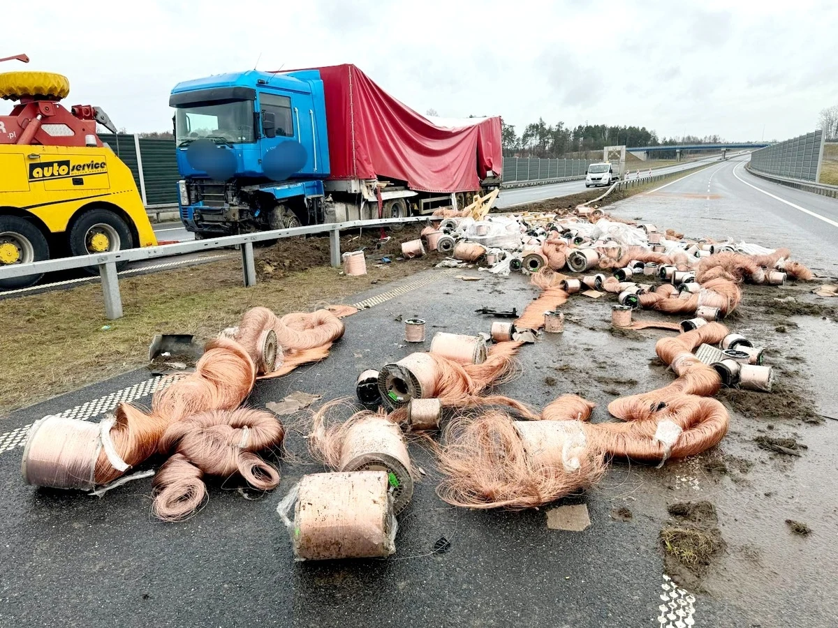 Kierowcy jadący S-19 muszą się spodziewać utrudnień w Hucie Deręgowskiej. Po północy z ciężarówki, która uderzyła w bariery energochłonne, wysypały się metalowe elementy.