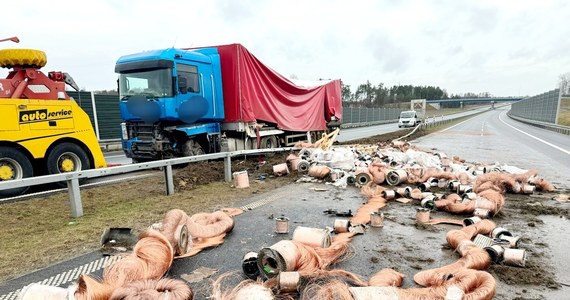 Kierowcy jadący S-19 muszą się spodziewać utrudnień w Hucie Deręgowskiej. Po północy z ciężarówki, która uderzyła w bariery energochłonne, wysypały się metalowe elementy.