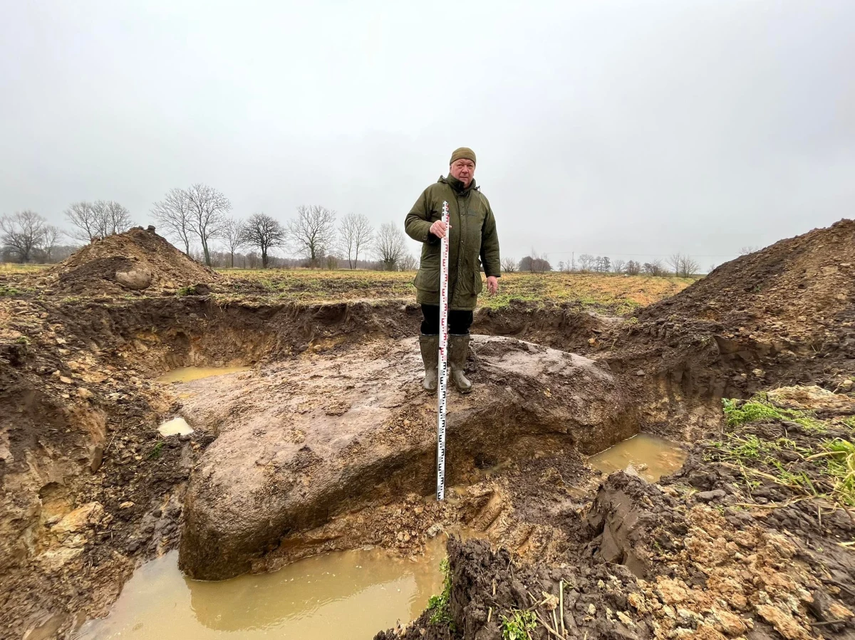 Potężny granitowy głaz narzutowy odkryto w okolicy Grabowa w gminie Kamień Pomorski. O odkryciu zawiadomiony zostanie Wojewódzki Konserwator Zabytków w Szczecinie.  