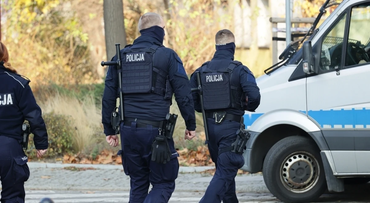 ​Na każdych 100 policjantów brakuje 12 - to poziom wakatów w tej największej służbie mundurowej, która na papierze liczy blisko 109 tys. funkcjonariuszy. Zapełnionych etatów jest natomiast 96 tys.