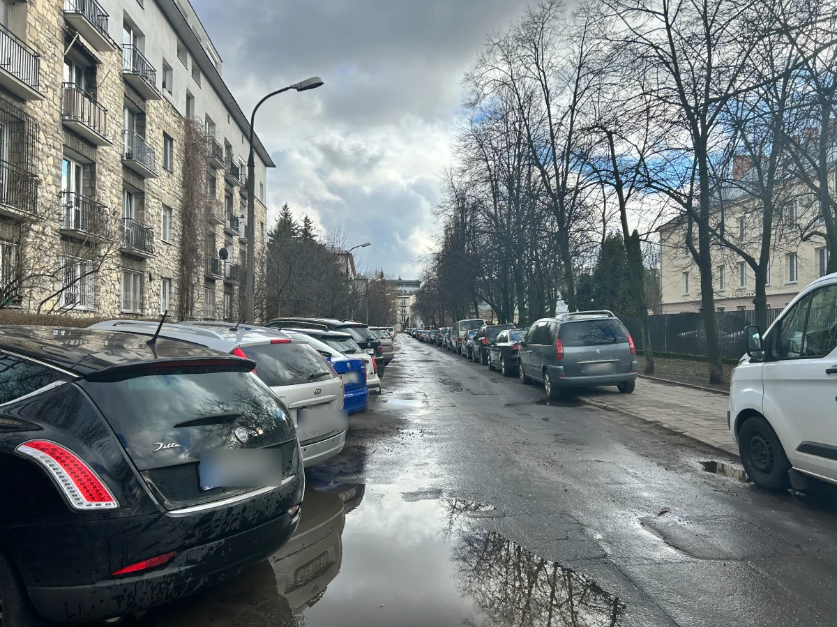 Nowy wojewoda mazowiecki wycofał, złożoną przez swojego poprzednika, skargę kasacyjną do Naczelnego Sądu Administracyjnego. Dotyczyła ona uchwały Rady Warszawy, która przegłosowała włączenie do strefy płatnego parkowania kolejnych dwóch części miasta: Saskiej Kępy i Kamionka. To "zielone światło" dla wprowadzenia strefy w tych miejscach.


