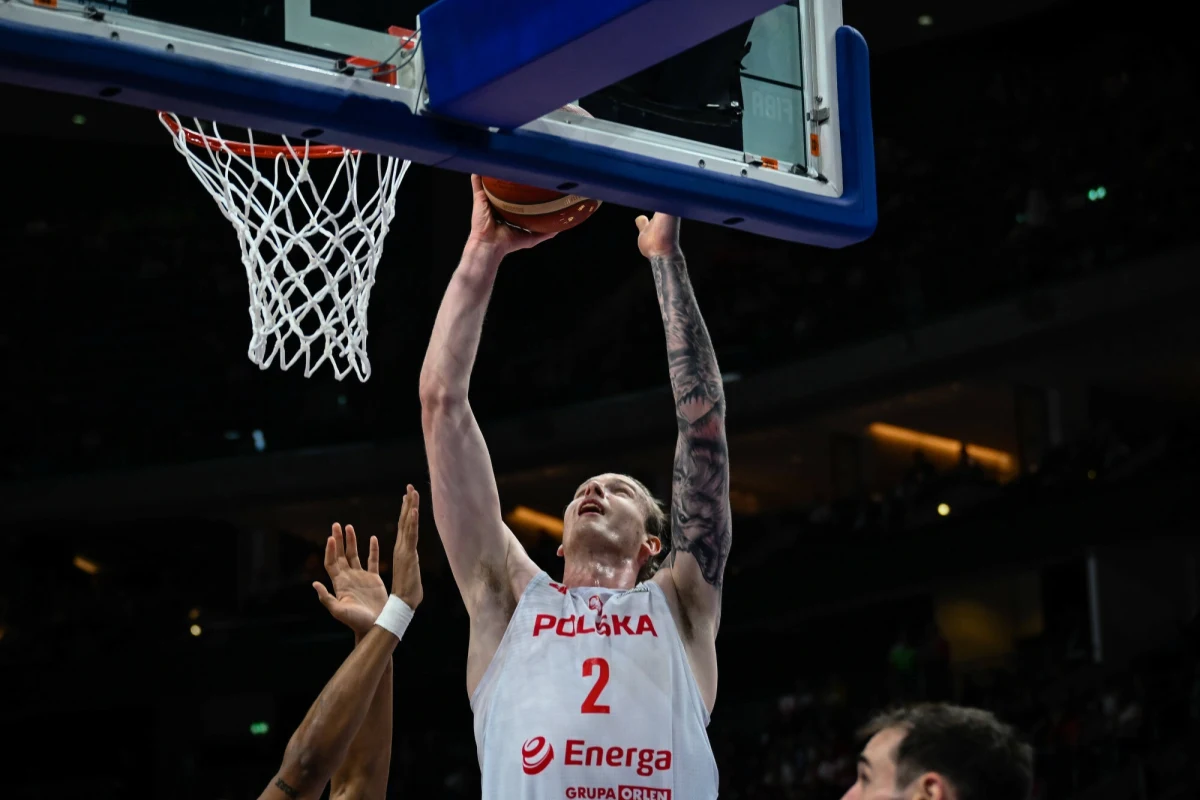 Koszykarska reprezentacja Polski już w środę wyleci do Wilna. W czwartek biało-czerwoni rozegrają swój pierwszy mecz eliminacji EuroBasketu z wyżej od siebie notowaną reprezentacją Litwy. „Odliczałem dni, które dzieliły mnie od zgrupowania. Naprawdę cieszę się, że przyjechałem. Pomoże mi to trochę złapać dystansu do tego, co dzieje się w klubie” – mówi w rozmowie z RMF FM Aleksander Balcerowski.