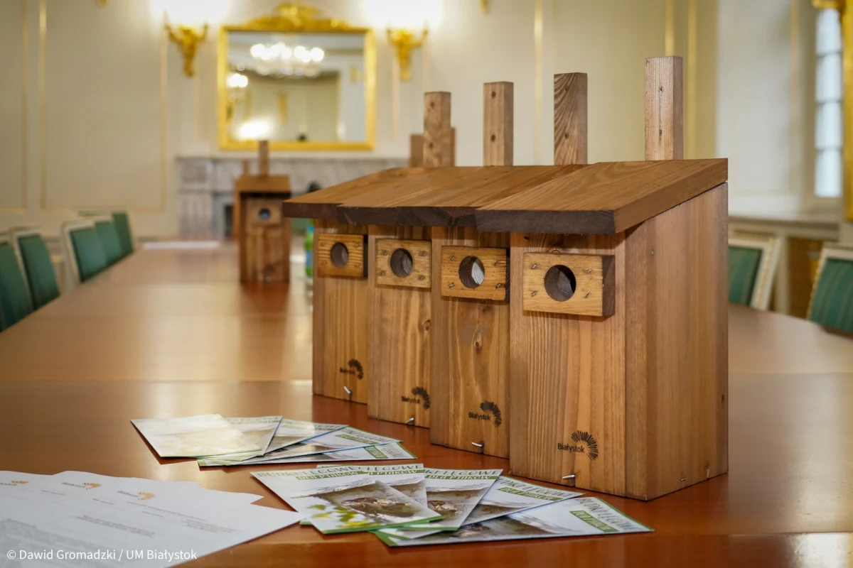 Ponad 450 budek lęgowych dla ptaków trafi do mieszkańców i miejskich instytucji edukacyjnych, by zachęcać do czynnej ochrony ptaków - poinformował we wtorek prezydent Białegostoku Tadeusz Truskolaski. Budki będzie można odebrać m.in. w niedzielę w Parku Planty.


