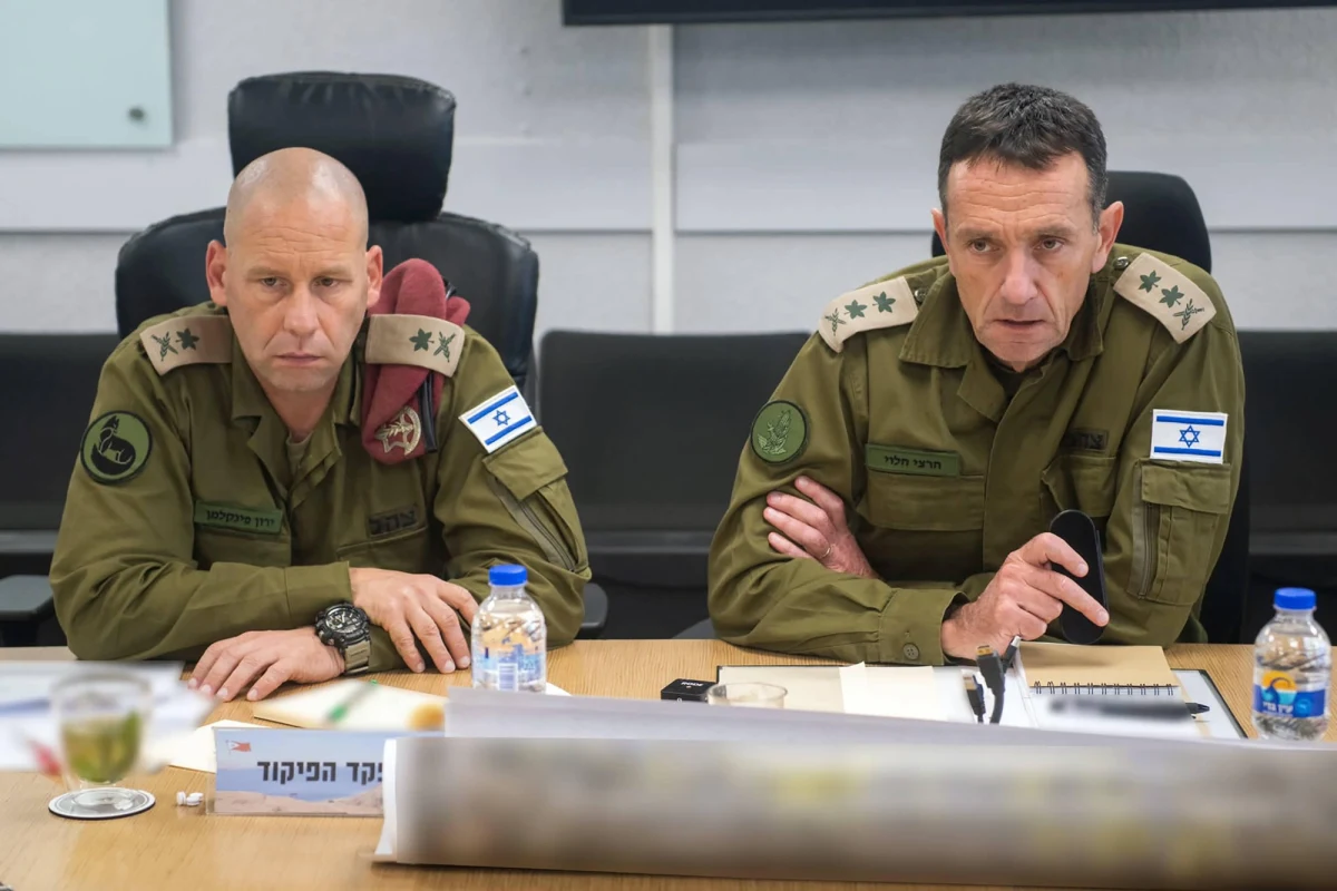 "Mimo trwających walk z palestyńską organizacją terrorystyczną Hamas, izraelska armia (IDF) wszczyna dochodzenie w sprawie błędów, które pozwoliły na atak 7 października 2023 roku. Zbadamy, jakie decyzje umożliwiły Hamasowi i innym palestyńskim ugrupowaniom atak na Izrael" - zdecydował szef sztabu sił zbrojnych, generał Herci Halewi. Pomysł dochodzenia armii był swego czasu szeroko krytykowany przez izraelskich polityków i członków rządu.