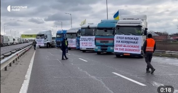 Ukraińscy przewoźnicy rozpoczęli pokojowy protest na punktach kontrolnych Rawa Ruska-Hrebenne, Krakowiec-Korczowa i Szeginie-Medyka na granicy Ukrainy z Polską. Jest to reakcja na blokadę granicznych punktów kontrolnych przez demonstrantów w Polsce - poinformował portal Suspilne.