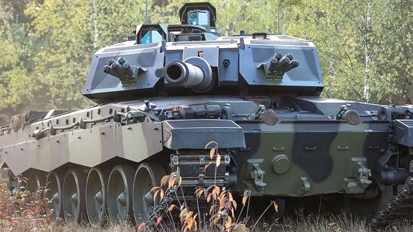 Konsorcjum Rheinmetall BAE Systems Land miesiąc temu zaprezentowało w pełnej krasie docelowy prototyp potężnego czołgu Challenger 3, a teraz rozpoczęły się jego testy tuż przy polskiej granicy.