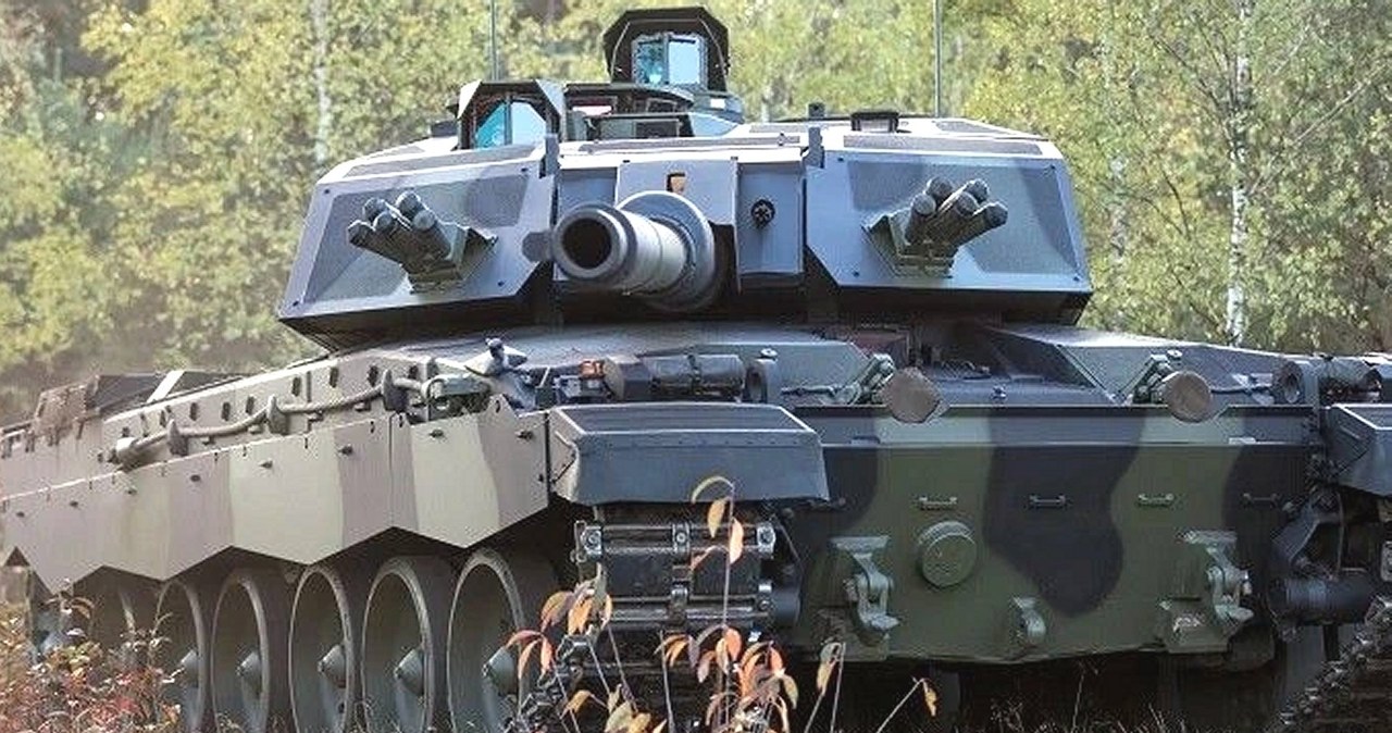 Konsorcjum Rheinmetall BAE Systems Land miesiąc temu zaprezentowało w pełnej krasie docelowy prototyp potężnego czołgu Challenger 3, a teraz rozpoczęły się jego testy tuż przy polskiej granicy.