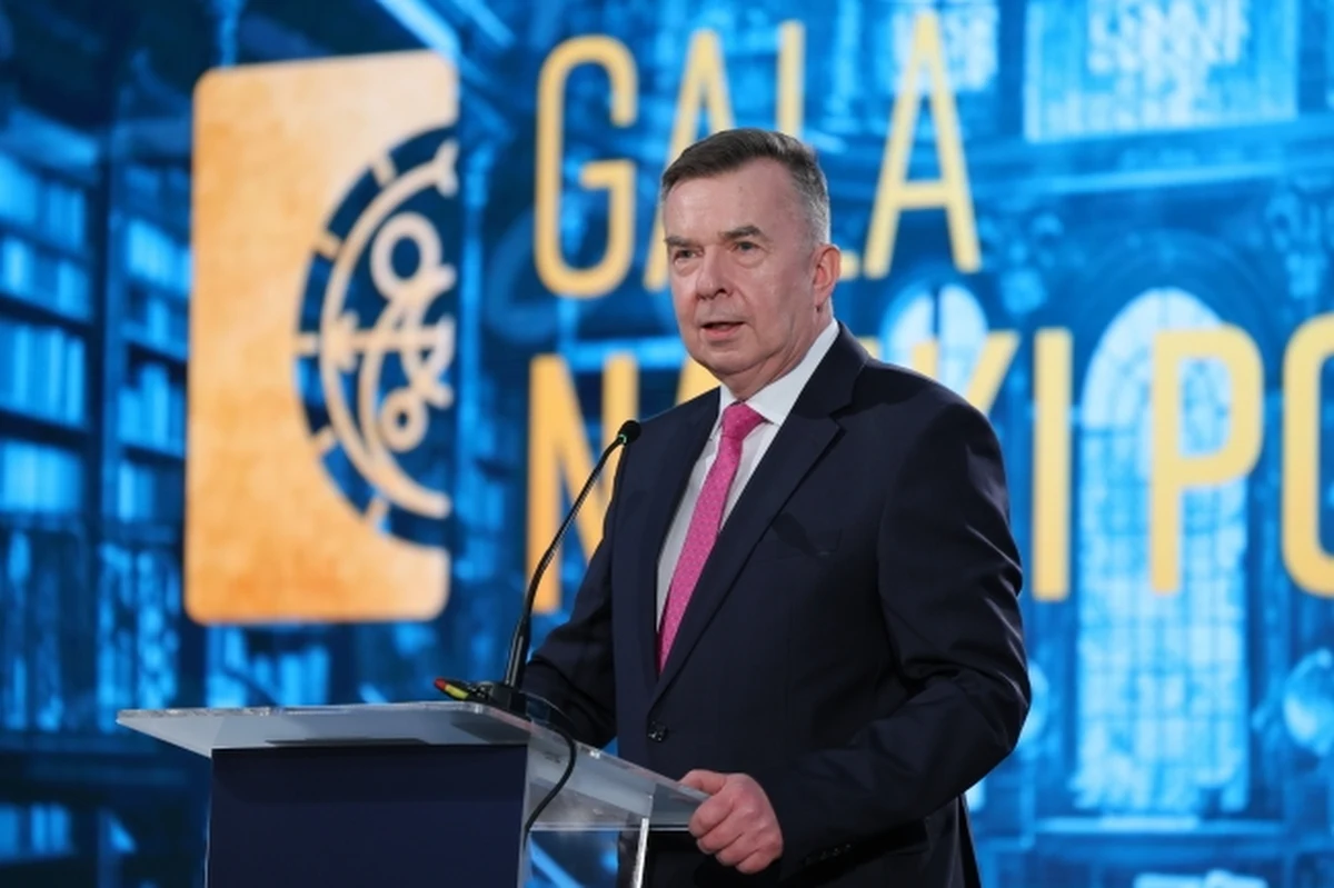 ​Minister nauki i szkolnictwa wyższego, Dariusz Wieczorek podpisał rozporządzenie o podwyżkach pensji. Nauczyciele akademiccy będą zarabiać więcej, średnio o 30 proc. Największą podwyżkę dostaną profesorowie.