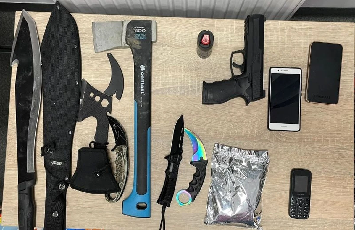 ​Policjanci z Gdyni w trakcie kontroli drogowej zatrzymali 41-letniego mieszkańca Radomia, który ma orzeczony zakaz sądowy prowadzenia pojazdów mechanicznych. W aucie przewoził m.in. repliki broni palnej, ostre narzędzia, susz roślinny oraz przedmioty mogące pochodzić z kradzieży. Grozi mu do 5 lat więzienia.