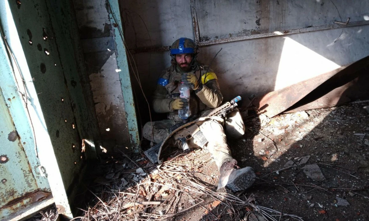 Ukraińcy w sobotę wycofali się z Awdijiwki w obwodzie donieckim, jednak operacja nie przebiegła po ich myśli - pisze "The New York Times", powołując się na szacunki samych wojskowych i zachodnich urzędników. Gazeta przekazała, że Rosjanie mogli wziąć do niewoli nawet tysiąc ukraińskich żołnierzy.