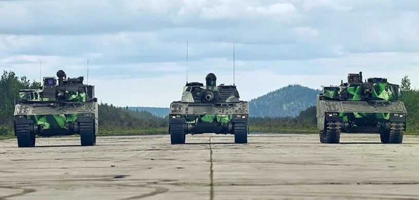Coraz częściej piszemy o problemach z dostawami niezbędnego wyposażenia dla Ukrainy od zachodnich sojuszników, ale najwyraźniej nie dotyczy to Szwecji. Sztokholm ogłosił swój największy pakiet wsparcia, który obejmuje m.in. pojazdy CV90. 