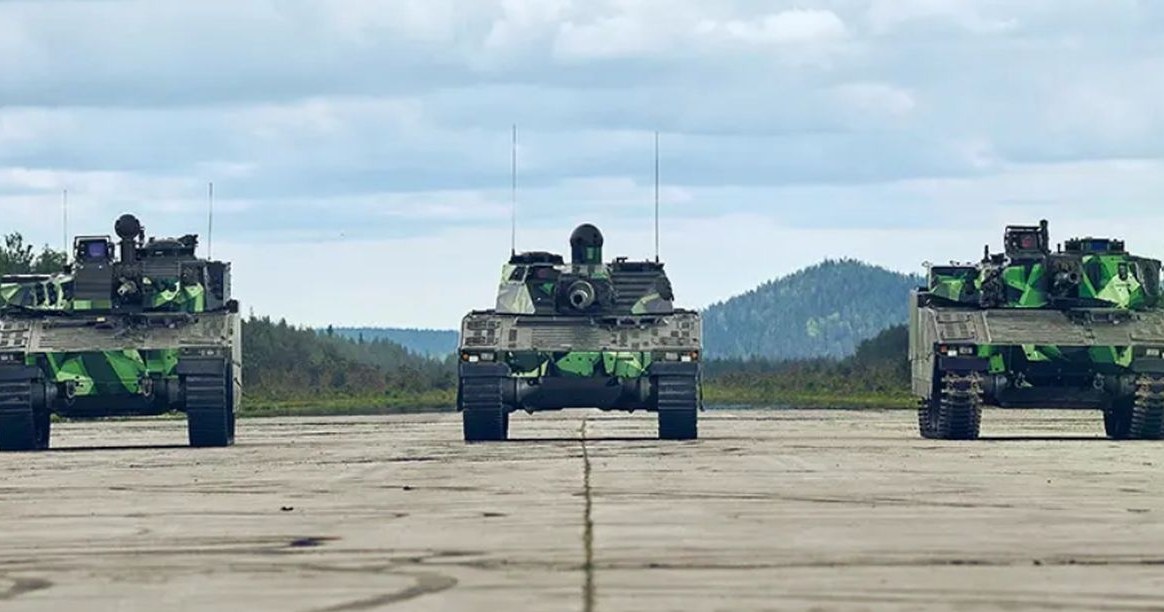 Coraz częściej piszemy o problemach z dostawami niezbędnego wyposażenia dla Ukrainy od zachodnich sojuszników, ale najwyraźniej nie dotyczy to Szwecji. Sztokholm ogłosił swój największy pakiet wsparcia, który obejmuje m.in. pojazdy CV90. 