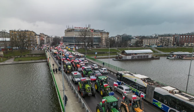 Protest rolników. Kolumny traktorów wjeżdżają do Krakowa