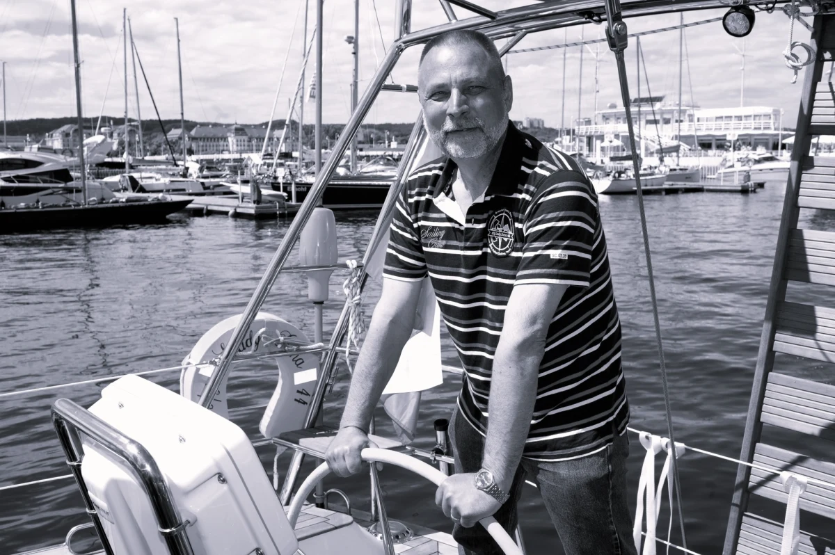 W poniedziałek na Martynice wieku 66 lat zmarł kapitan Ryszard Wojnowski, dwukrotny laureat nagrody honorowej Rejs Roku – Srebrny Sekstant, który w latach 2017-2018 opłynął świat. O jego śmierci poinformował prezes Pomorskiego Związku Żeglarskiego Bogusław Witkowski.