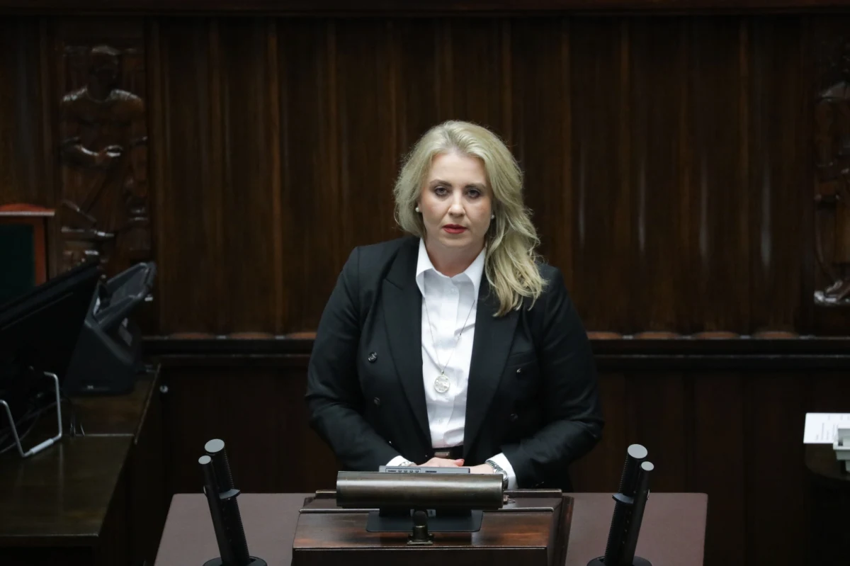 „Komendant Straży Marszałkowskiej osobiście przeprosi dziś panią poseł Sójkę” – przekazało Centrum Informacyjne Sejmu. Chodzi o raport dotyczący przepychanek przed budynkiem izby niższej 7 lutego 2024 roku. Komendant przekazał, że jedną z osób uczestniczących w zajściu była Katarzyna Sójka, za co posłanka została ukarana przez Prezydium Sejmu. Okazało się jednak, że Sójka jest niewinna. Posłanka na mównicy domagała się przeprosin od Szymona Hołowni. "Niniejszym panią poseł przepraszam. Chcę, żeby miała pani świadomość, że jeżeli nasi urzędnicy popełniają błędy, to nie może to kłaść się na wizerunku osób, które w tej sytuacji powinny być poza podejrzeniem" - mówił. 