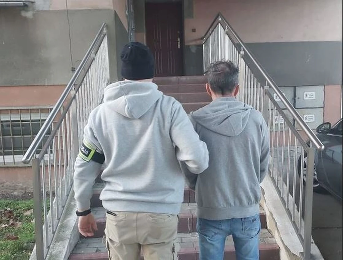 Dwaj mężczyzni, którzy okradali sklepy jubilerskie w Sieradzu, zatrzymani. Obaj byli pijani. Jeden z podejrzanych zaledwie kilka godzin wcześniej opuścił zakład karny, a uciekając po rabunku wpadł prosto w ręce policjanta.  