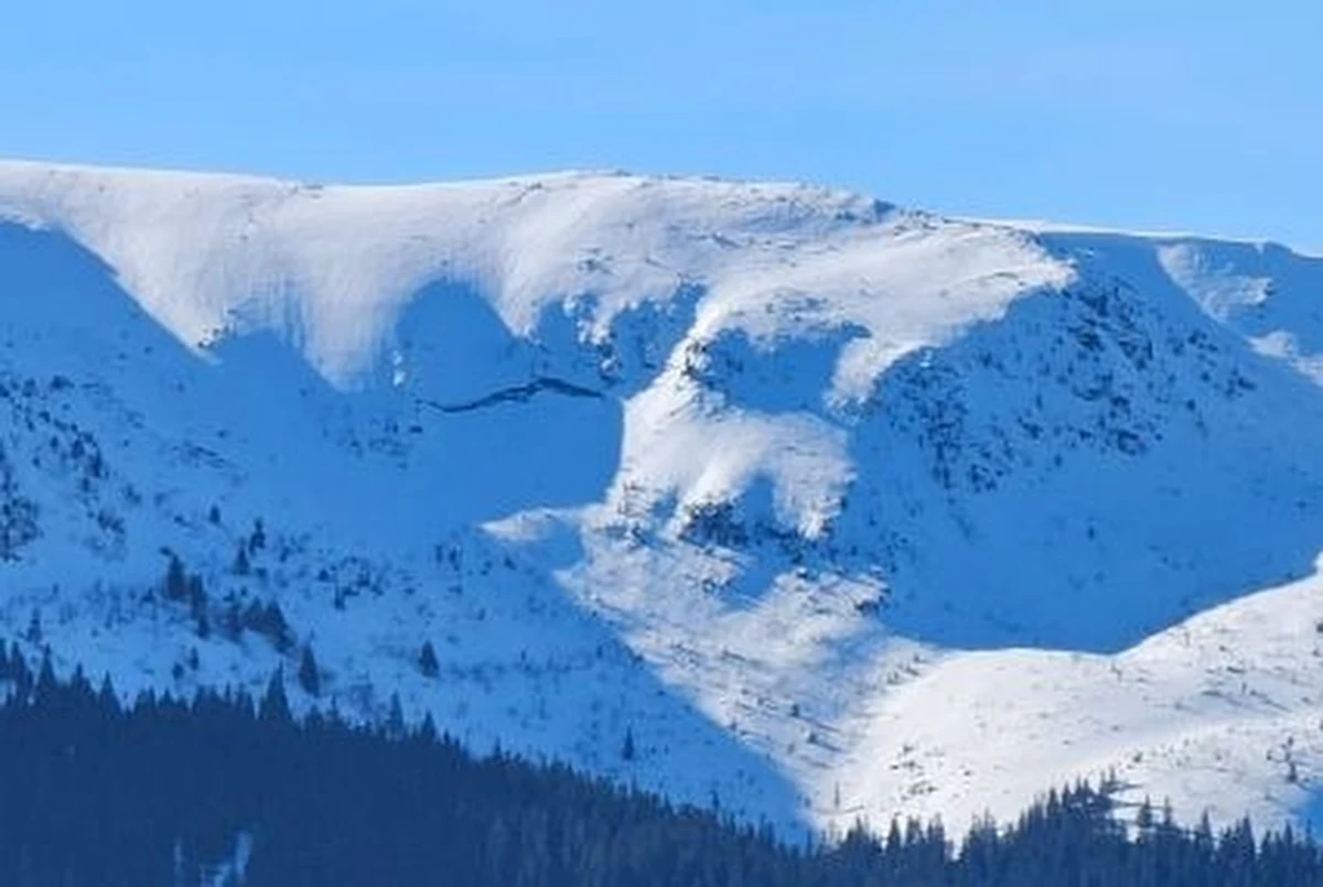Na północnych stokach Babiej Góry w pokrywie śnieżnej powstała szczelina o długości kilkudziesięciu metrów. Zdaniem przyrodników z Babiogórskiego Parku Narodowego, to nic innego jak zaczątek lawiny. Uspokajają zarazem: w tym rejonie nie ma szlaków.