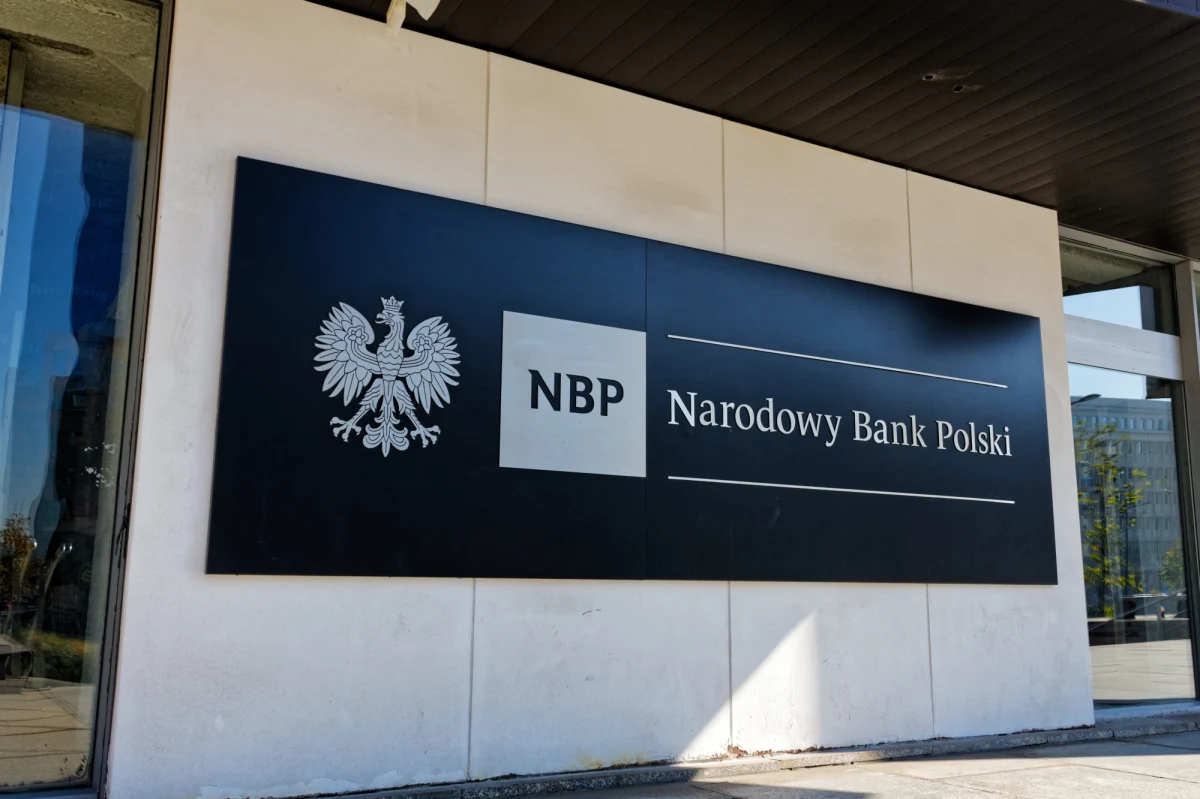 Strata Narodowego Banku Polskiego w ubiegłym roku wyniosła 31 miliardów złotych. Jeszcze w sierpniu NBP prognozowało, że zakończy 2023 rok z zyskiem 6 mld złotych. W komunikacie bank centralny tłumaczy, że to wzrost kursu złotego obniżył wynik finansowy instytucji.